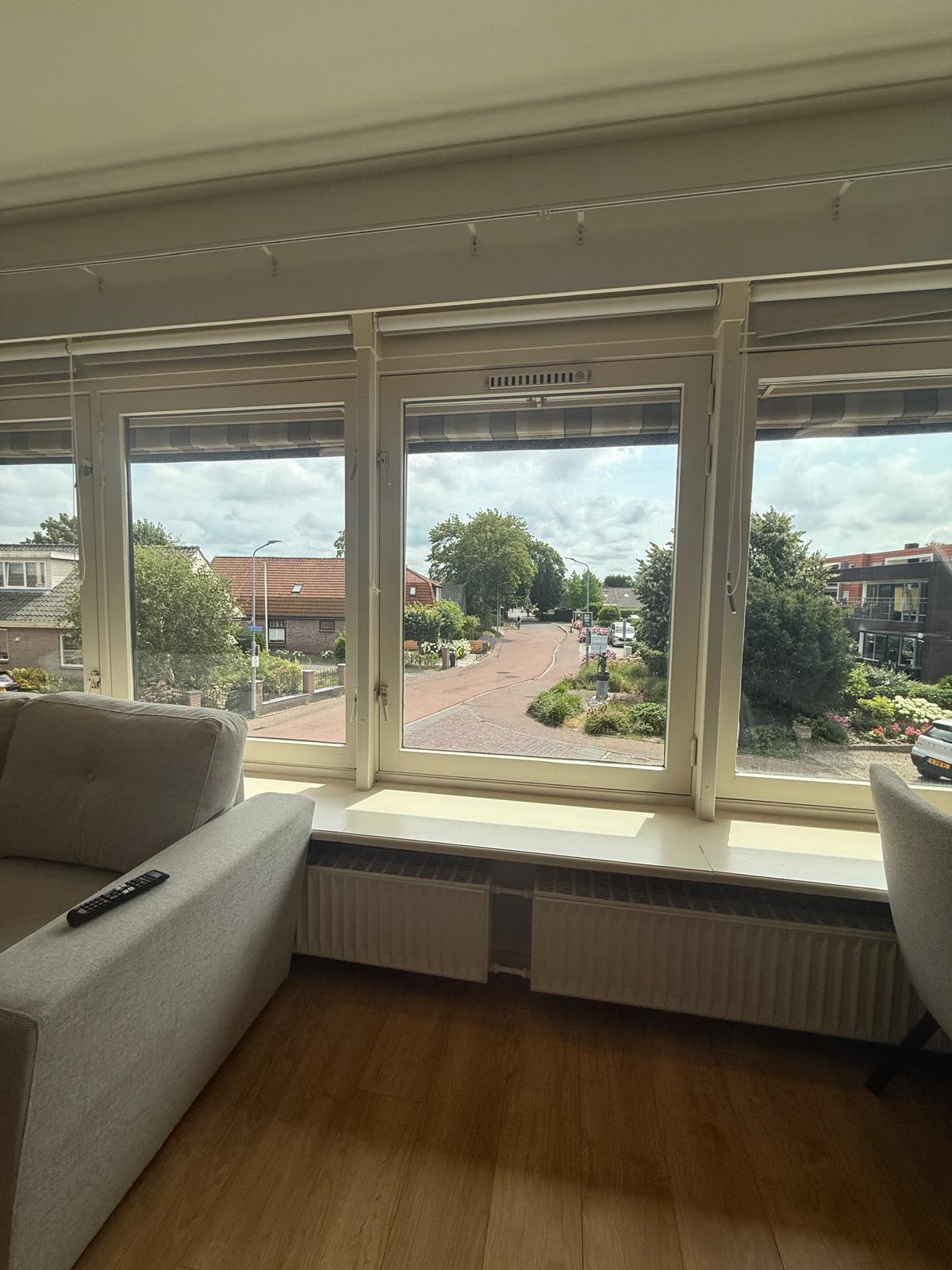 Zithoek bij het raam met uitzicht op het dorp Sint Pancras
