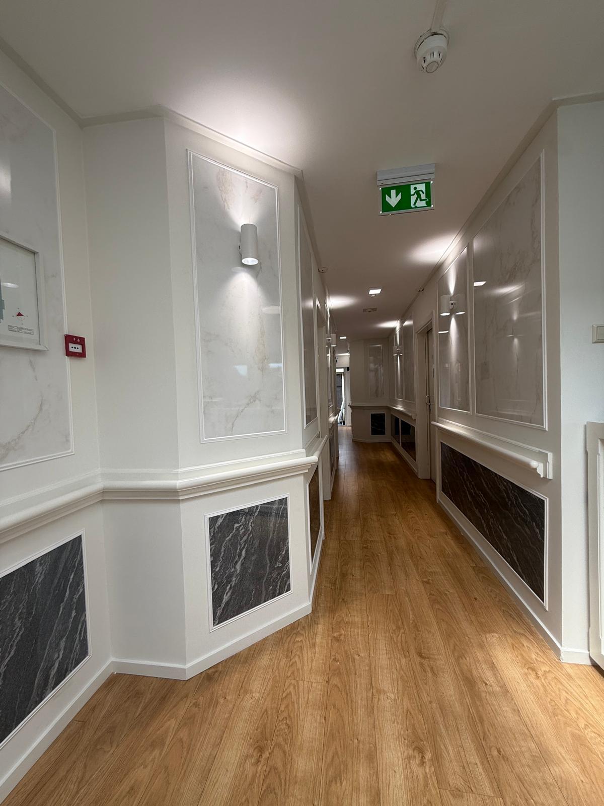 Lichte gang met wandpanelen en sfeerverlichting