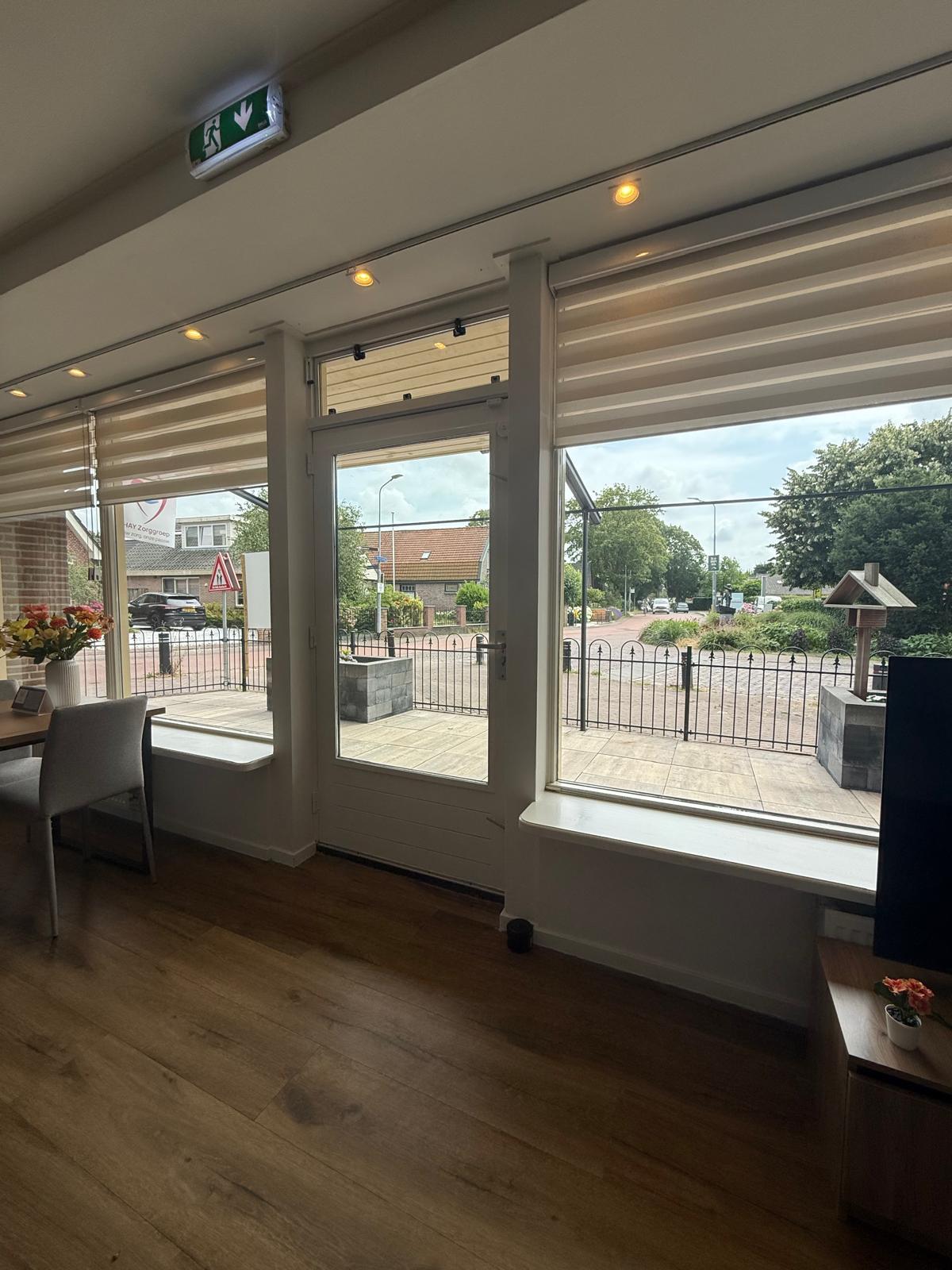 Woonkamer met openslaande deuren naar het terras