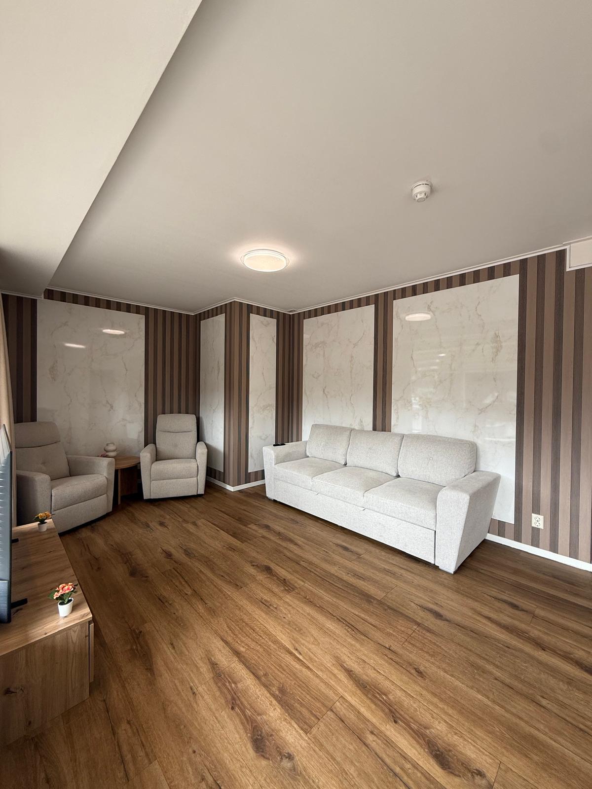Zithoek met relaxfauteuils en bank in de woonkamer