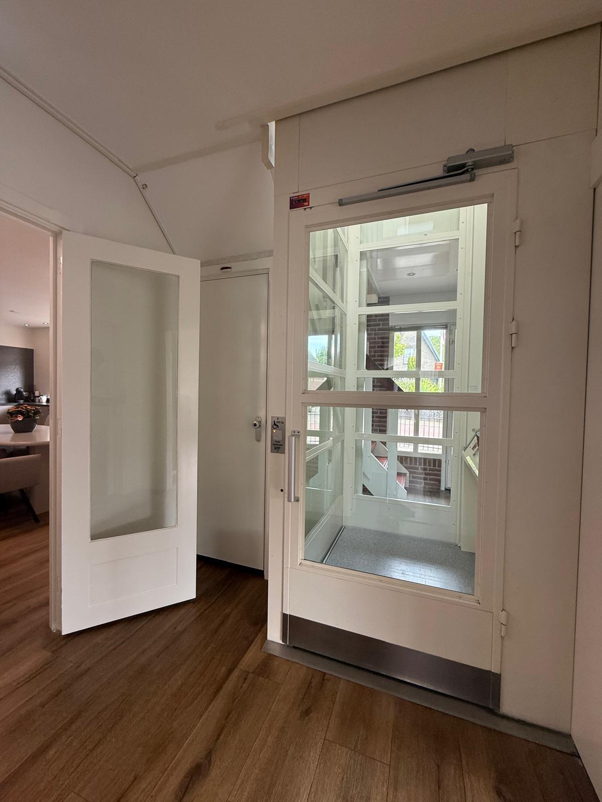 Glazen lift tussen beide verdiepingen